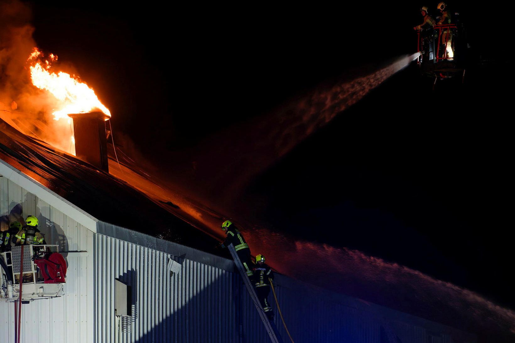 Eldar logar inn í nóttina á Siglufirði