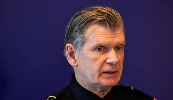 Hafa myndband og hníf undir höndum
