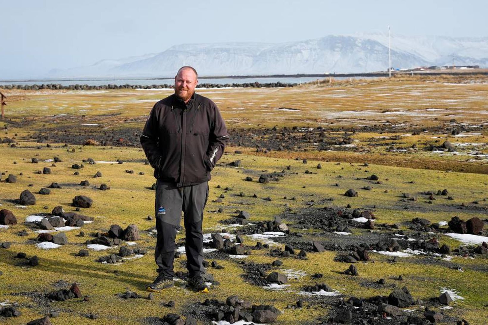 Stuart Mitchinson staddur á 1. flöt Nesvallarins þegar ljósmyndara bar …