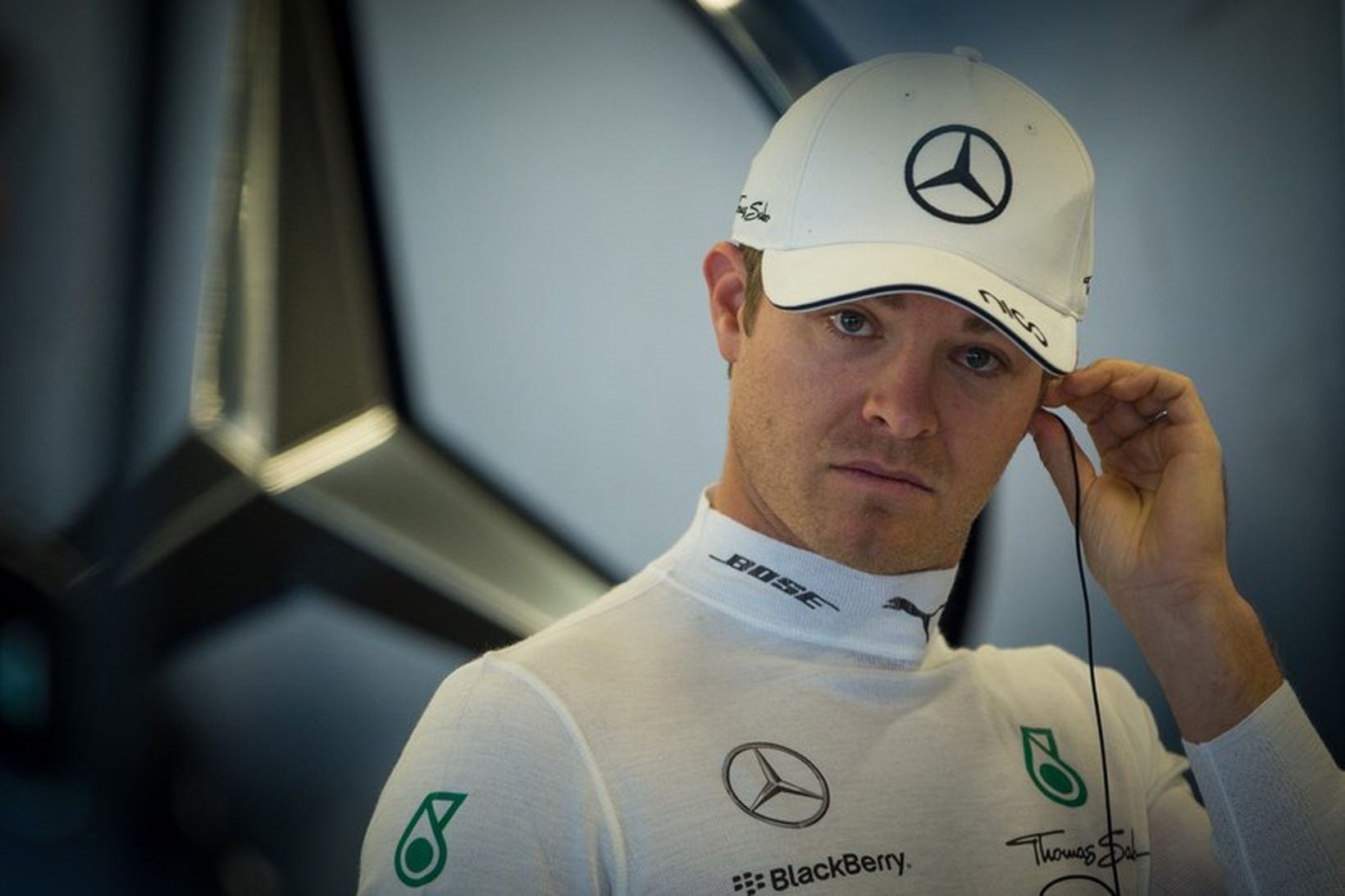 Nico Rosberg í bílskúr Mercedes milli aksturslota í Silverstone í …