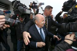 Sepp Blatter kemur til blaðamannafundar í Zürich sem haldinn var í gær.