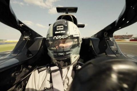Bandaríski leikarinn Brad Pitt í hlutverki ökuþórsins Sonnys Hayes í F1: The Movie. Mikið grín …