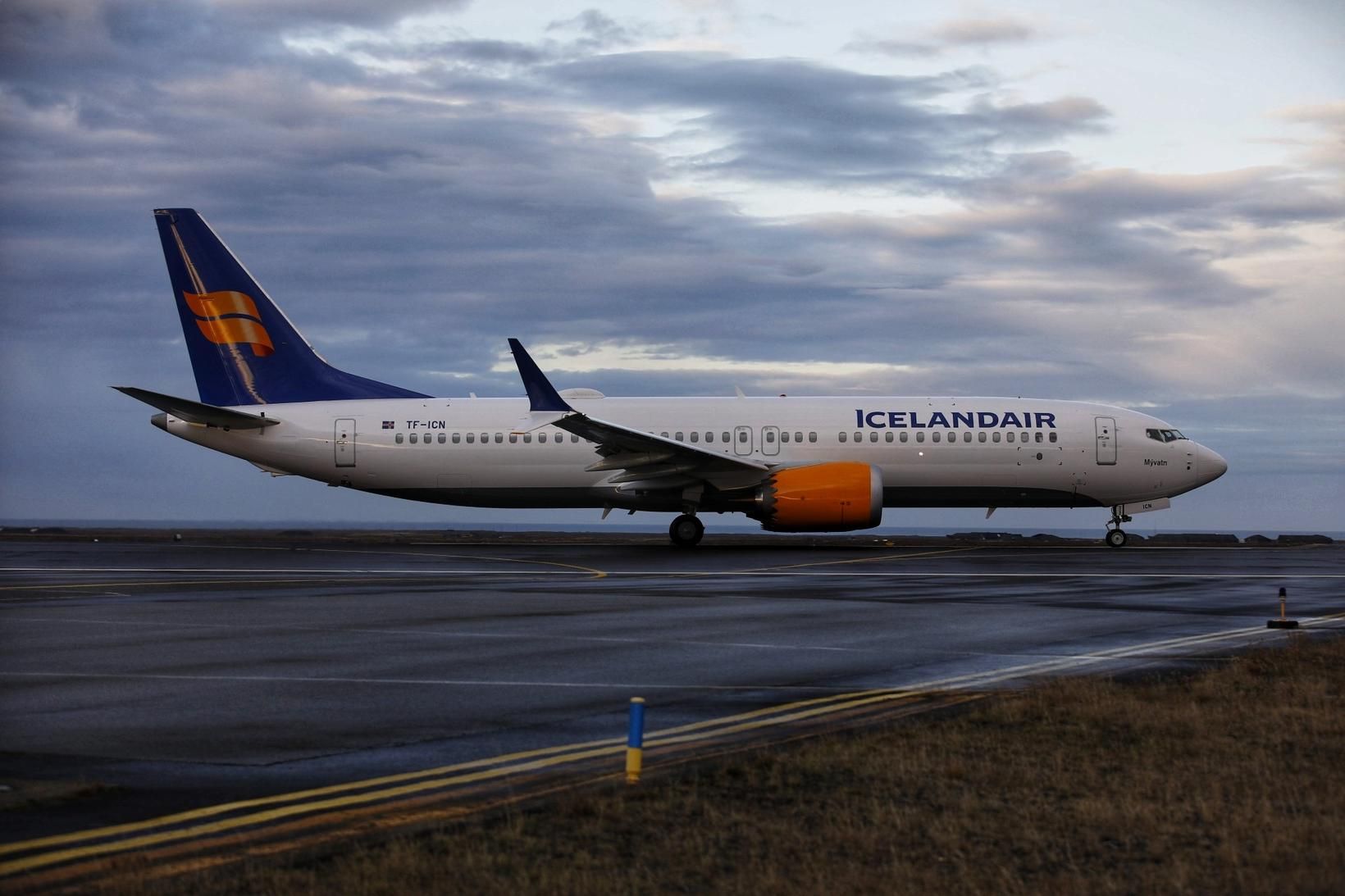 Vél Icelandair á Keflavíkurflugvelli.