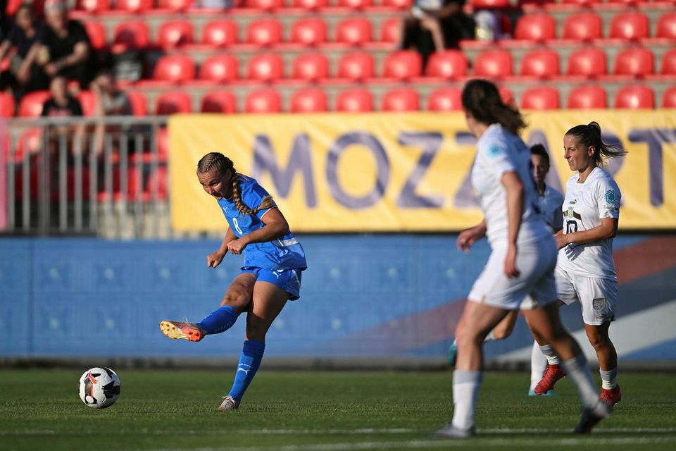 Alexandra Jóhannsdóttir spyrnir í boltann í dag.