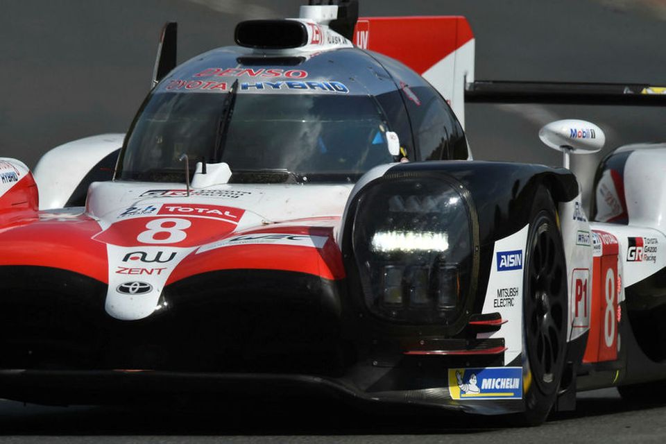 Fernando Alonso á ferð á Toyotabílnum í tímatökunni í Le Mans.