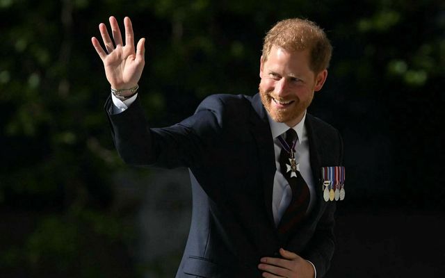Harry Bretaprins vinkar þegar hann kemur til athafnar tíu ára afmælis the Invictus Games, í …