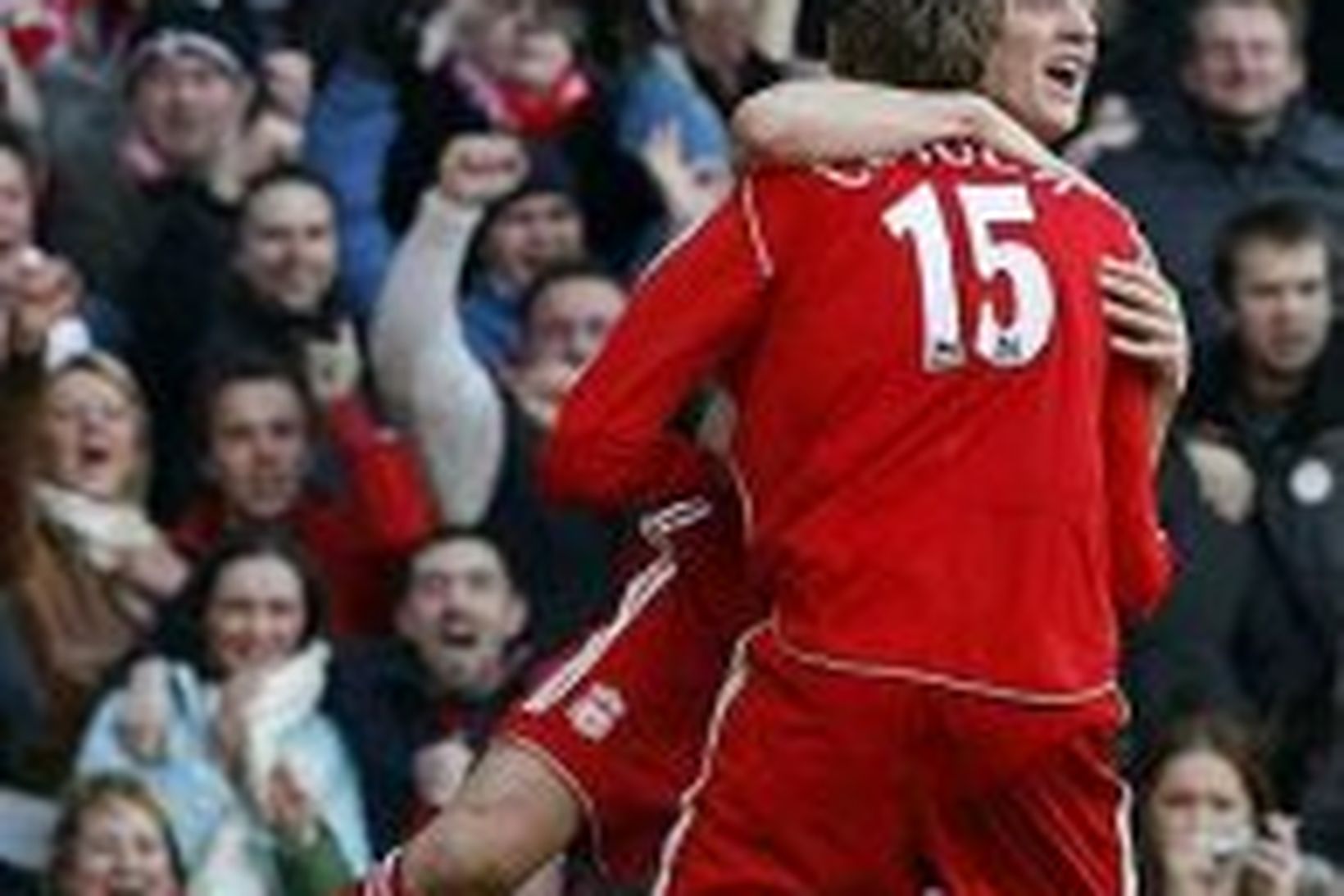 Dirk Kuyt og Peter Crouch fagna fyrra marki Liverpool.