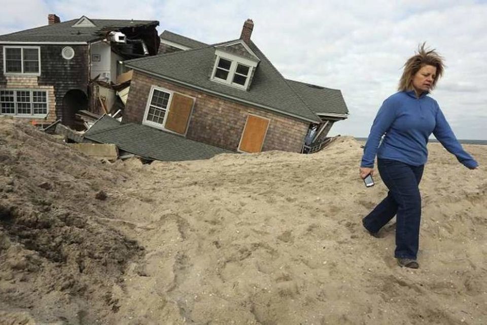 Lisa Baney gengur í átt að heimili sínu í Bay Head í New Jersey eftir …