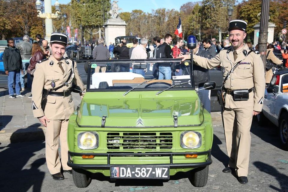 Bíláhugamenn á Citroen Mehri fornbíl frá 1968 við hópakstur í tilefni 120 ára afmælis bílasýningarinnar …