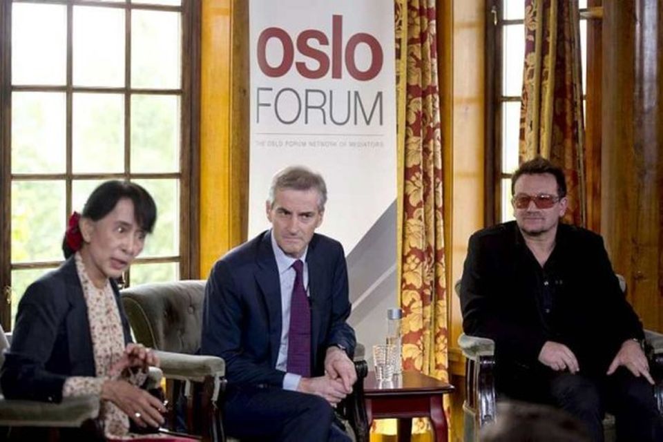 Aung San Suu Kyi, Jonas Gahr Støre, utanríkisráðherra Noregs og Bono á ráðstefnunni í dag.