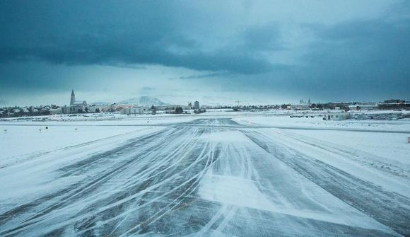 Neyðarbrautinni hefur verið lokað