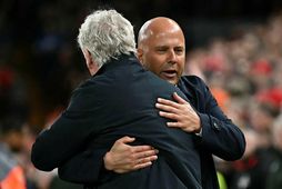 David Moyes og Arne Slot heilsast fyrir leikinn á Anfield í gærkvöldi.