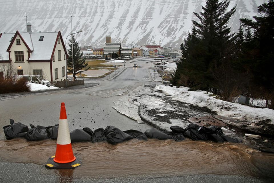 Búið er að koma fyrir sandpokum.