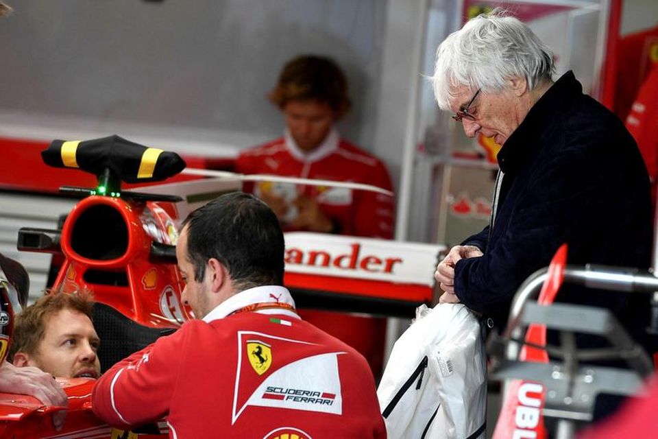 Formúlualráðurinn Bernie Ecclestone heilsaði upp á Vettel í bílskúr Ferrari í Sotsjí.