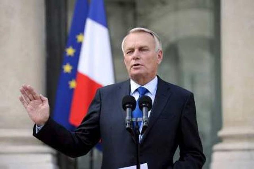 Jean-Marc Ayrault skýrir frá helstu atriðum fjárlagafrumvarpsins svið Elyseehöllu í morgun.