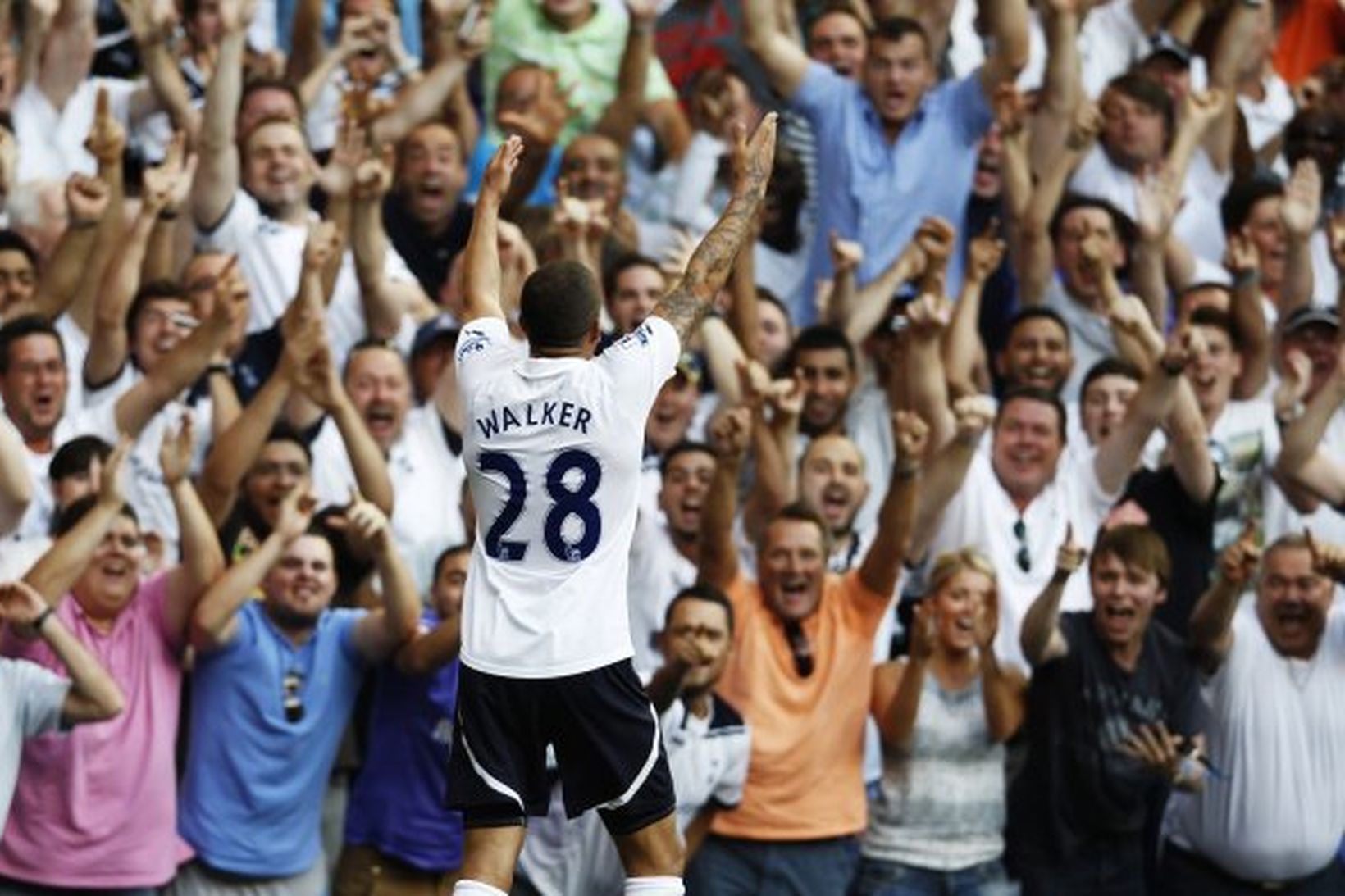 Kyle Walker fagnar sigurmarki sínu ásamt stuðningsmönnum Tottetnham.