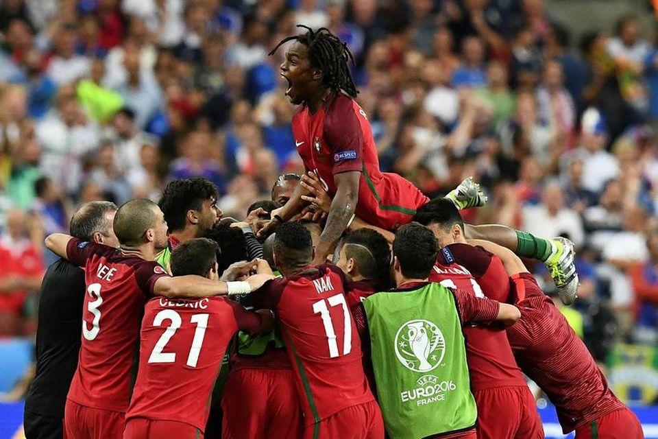 Renato Sanches hoppar inn í þvögu portúgalskra leikamman sem fagna marki Éder.