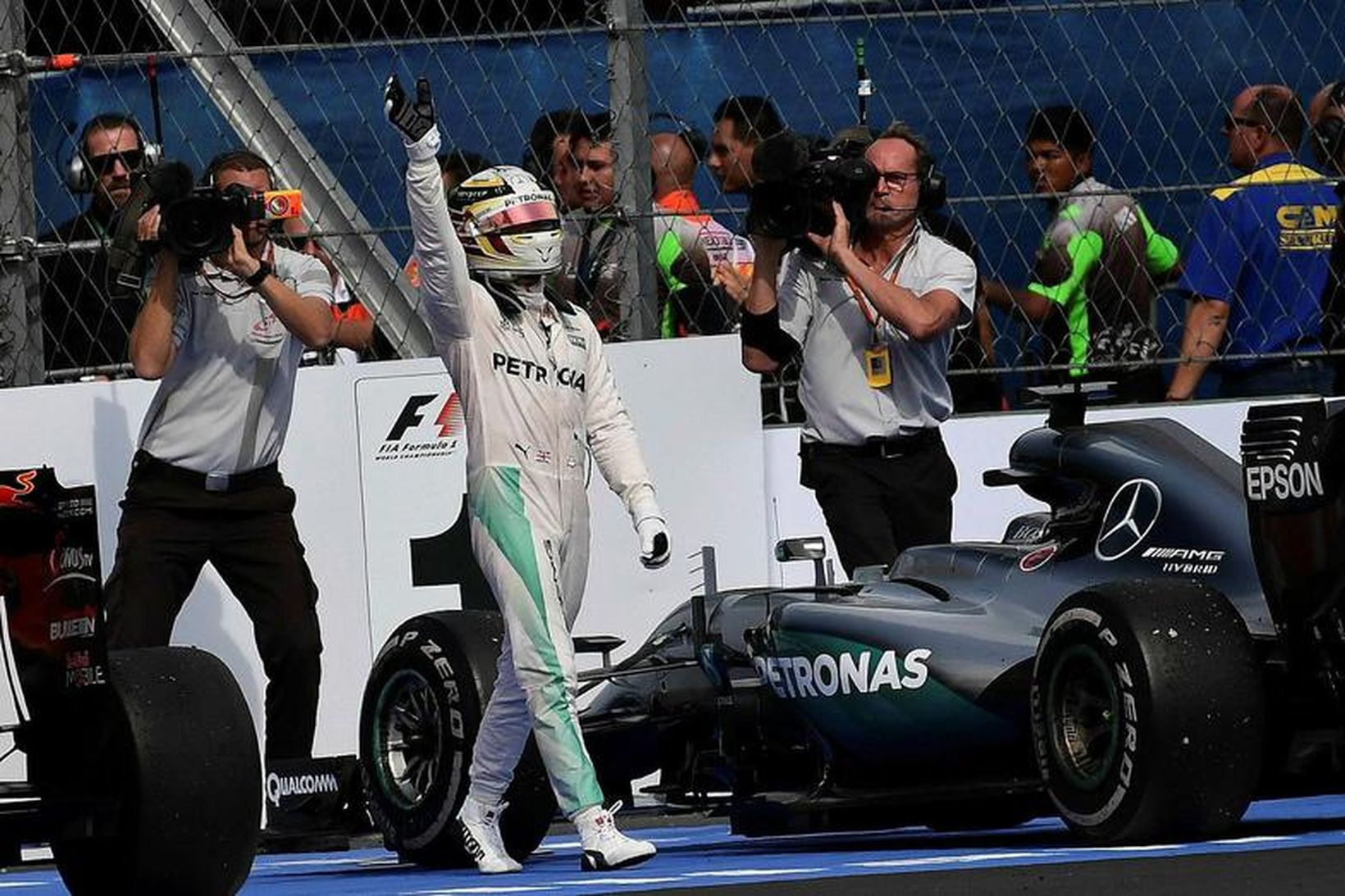Lewis Hamilton hrósar sigri í Mexíkó.