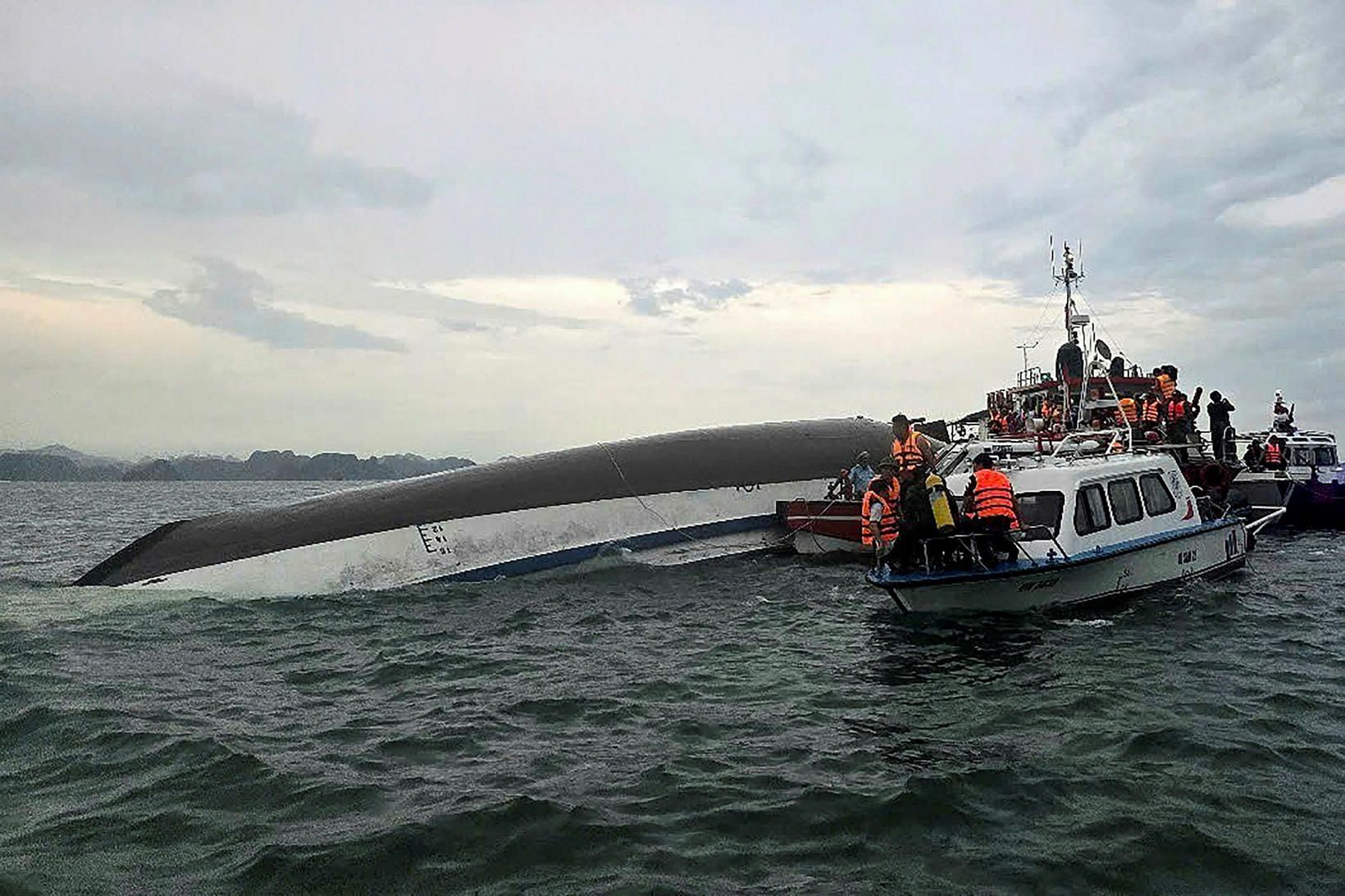 Bátnum hvolfdi í Ha Long-flóa.