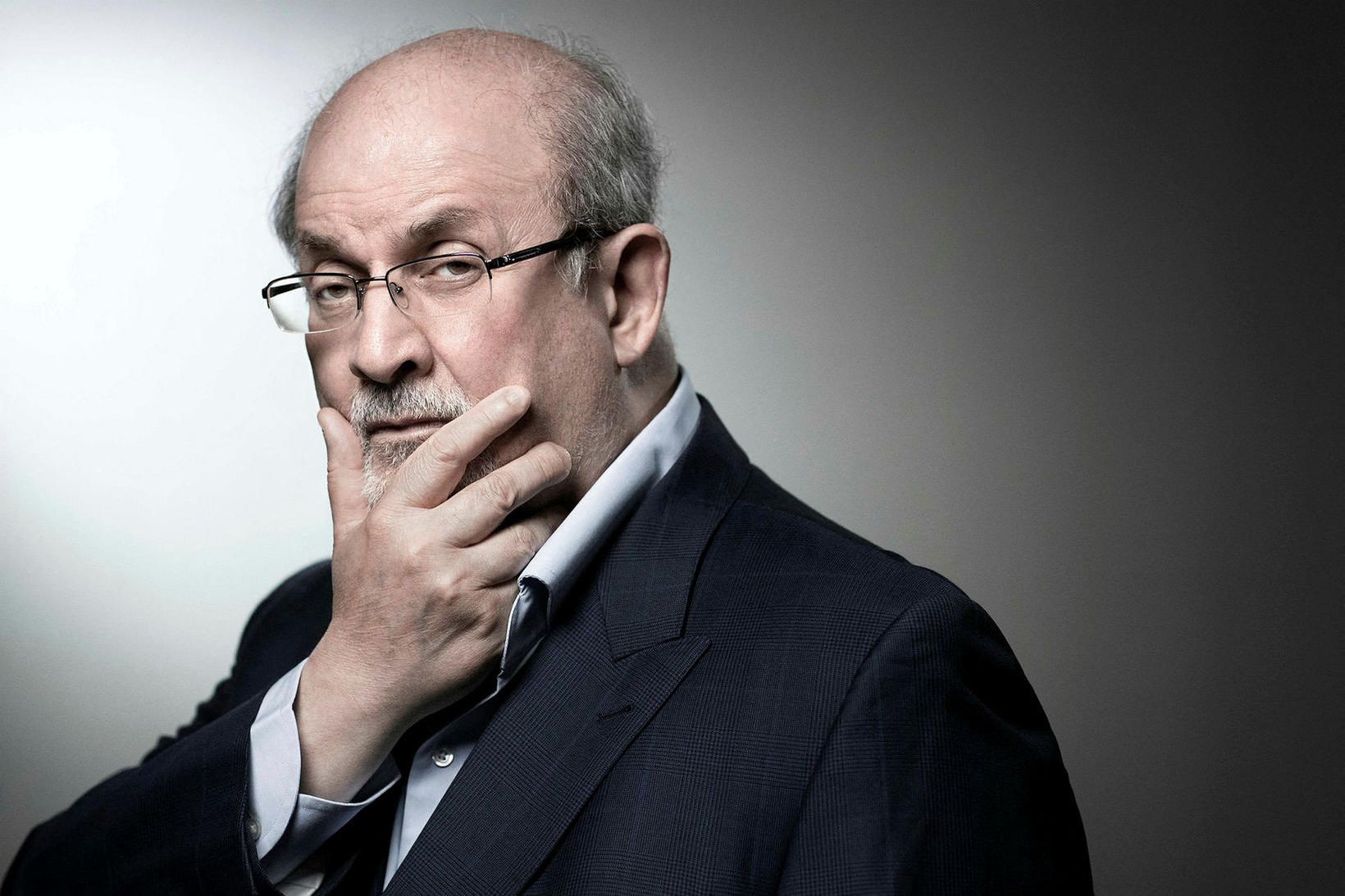 Indversk-breski rithöfundurinn Salman Rushdie varð gríðarlega umdeildur í kjölfar útgáfu …