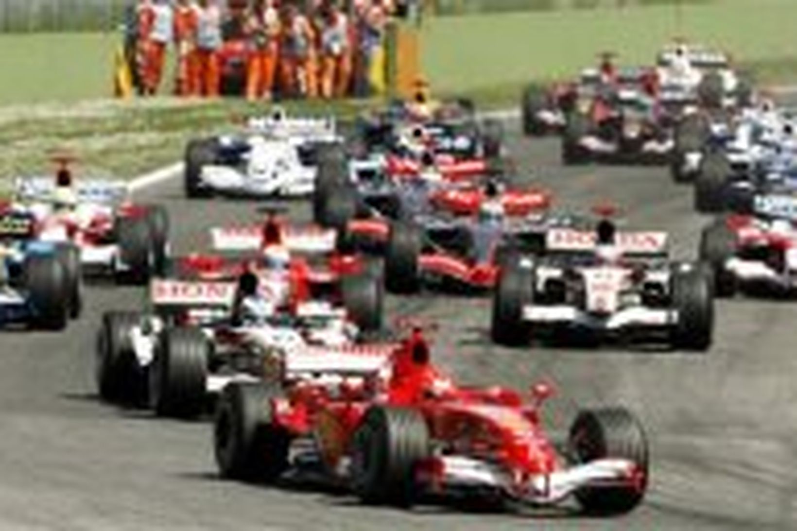 Michael Schumacher í fararbroddi ökumanna á Imolabrautinni í dag.