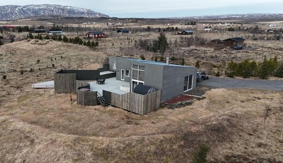 Heillandi 120 milljóna sumarhús með saunu og 300 fm verönd 