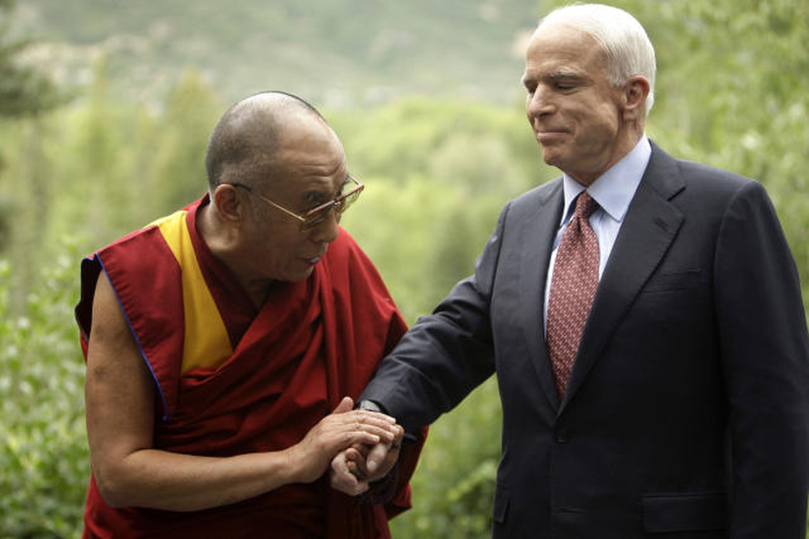 Dalai Lama hittir John McCain að máli.