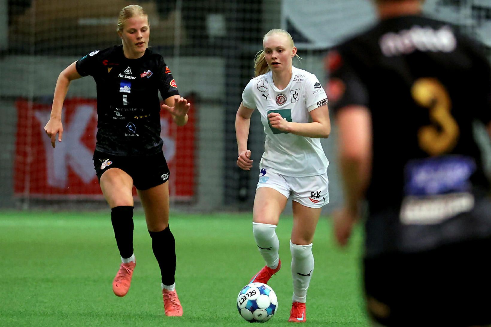 Sonja Björg Sigurðardóttir og Jakobína Hjörvarsdóttir í baráttunni