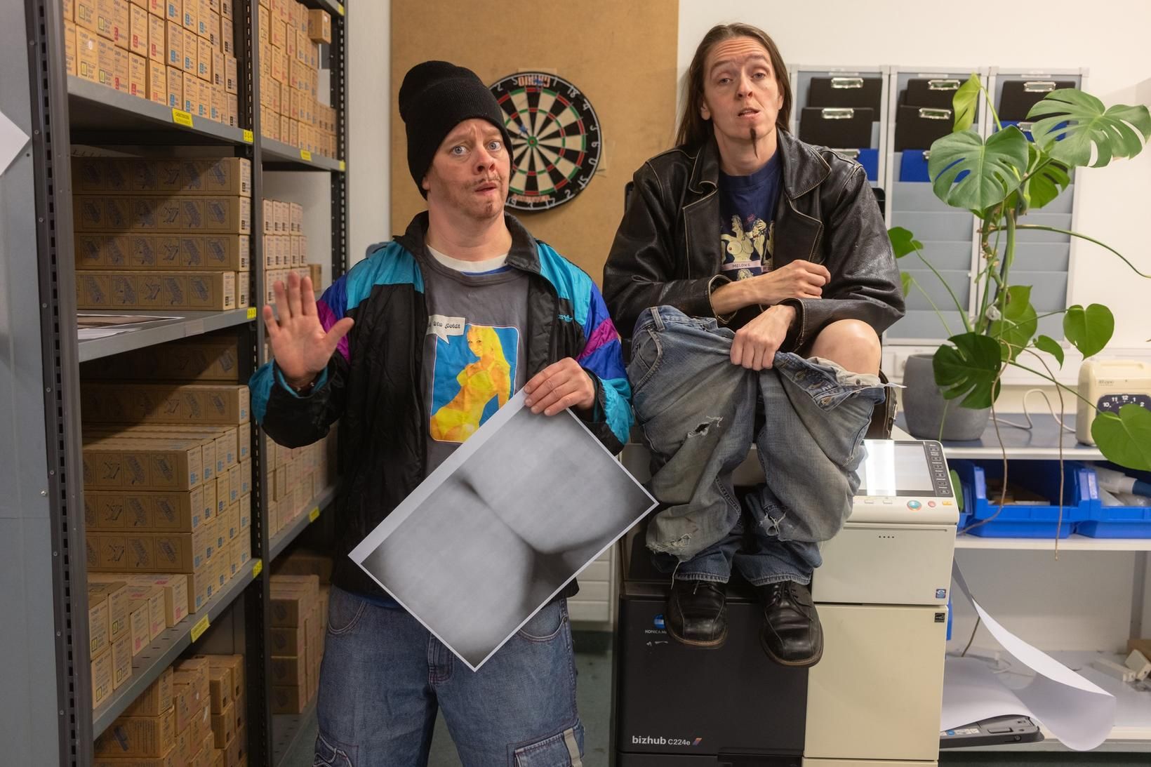 Ólétt í drengsgervi og sökuð um þjófnað áður en hún steig á svið