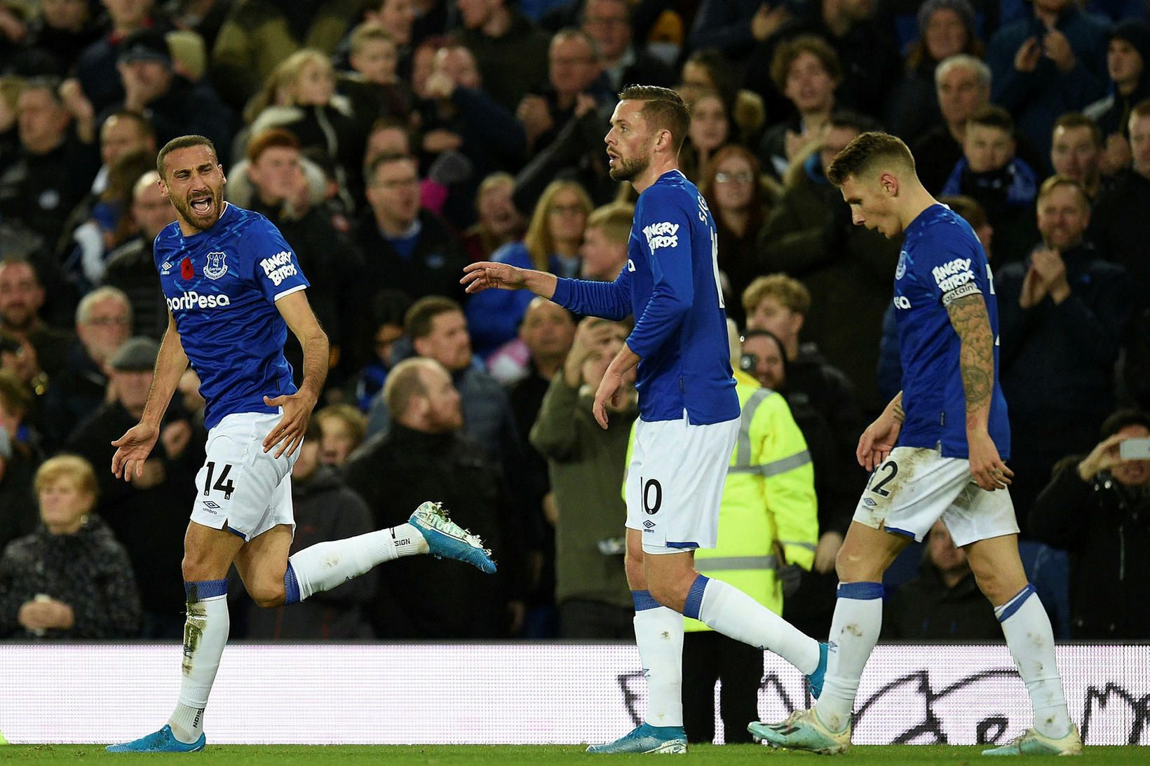 Cenk Tosun og Gylfi Þór Sigurðsson fagna.