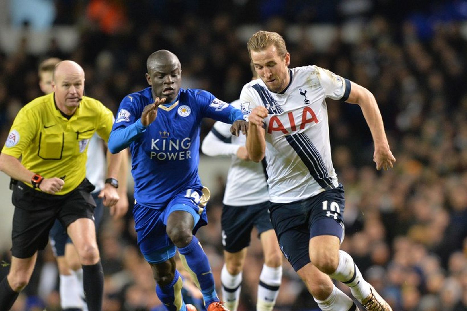 N'Golo Kante sem hér er í baráttu við Harry Kane, …