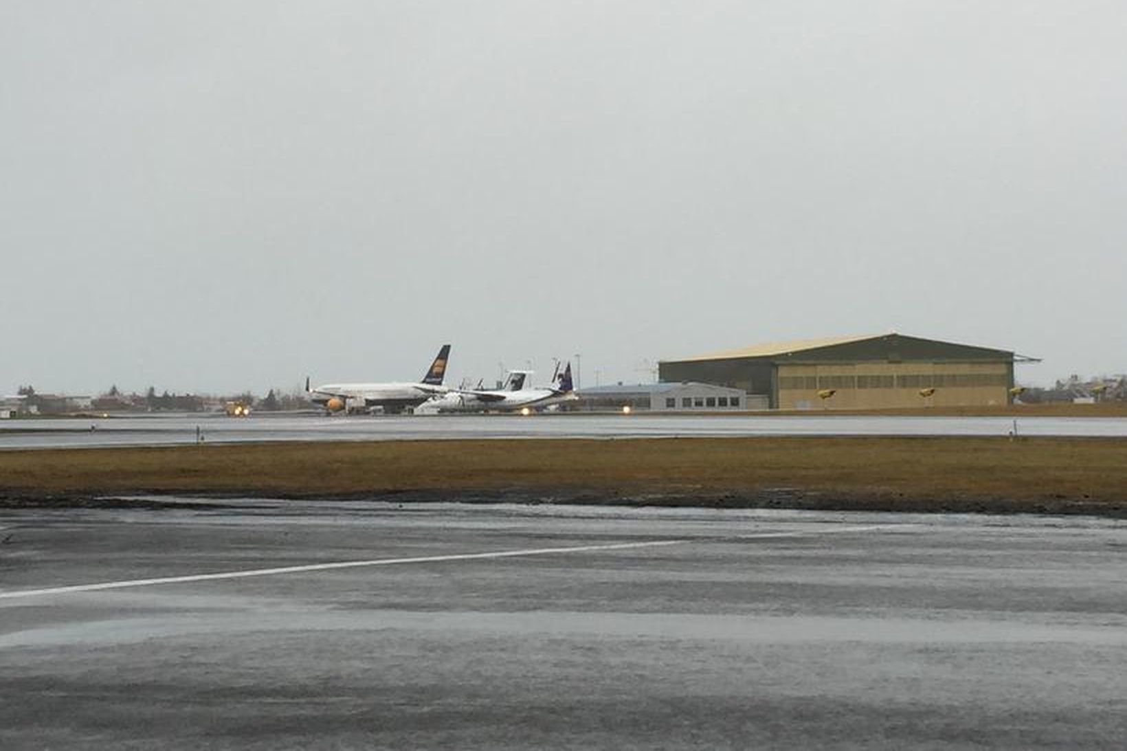 Farþegaþota Icelandair á Reykjavíkurflugvelli.