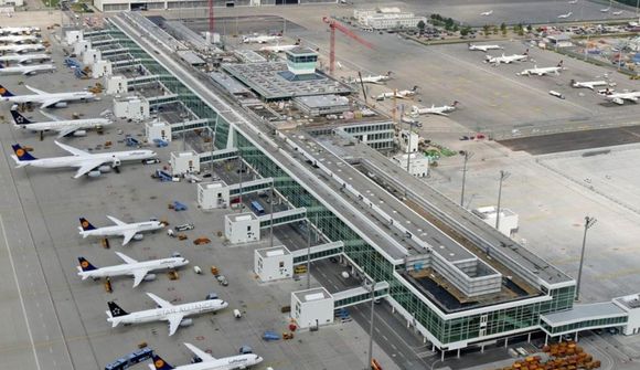 Límdu sig við flugbrautina 