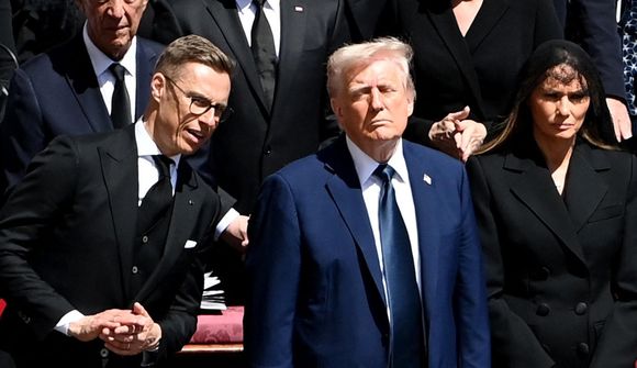 Donald Trump þótti skringilegur til fara í útförinni 