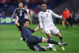 Kota Takai rennir sér í bolta og mann í leik Japans og Indónesíu í undankeppni …