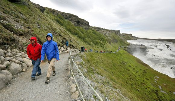 „Míga og skíta“ glottandi við Gullfoss 