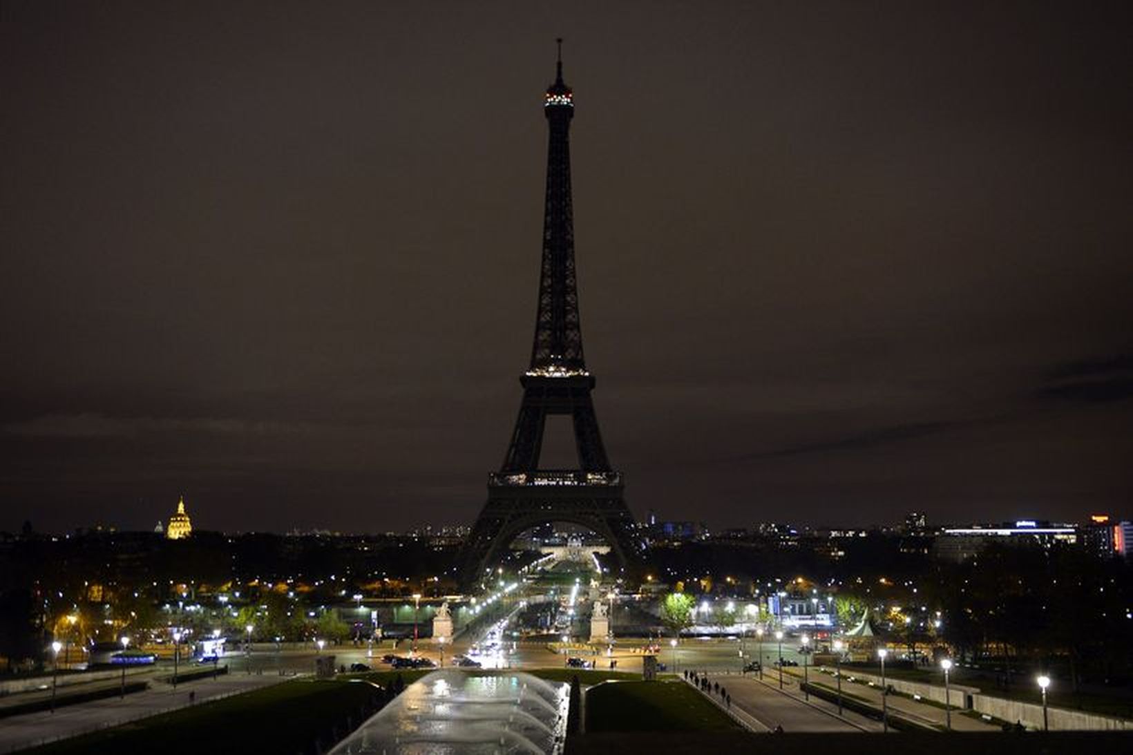 Eiffel turninn er myrkvaður til minningar um fórnarlömbin.