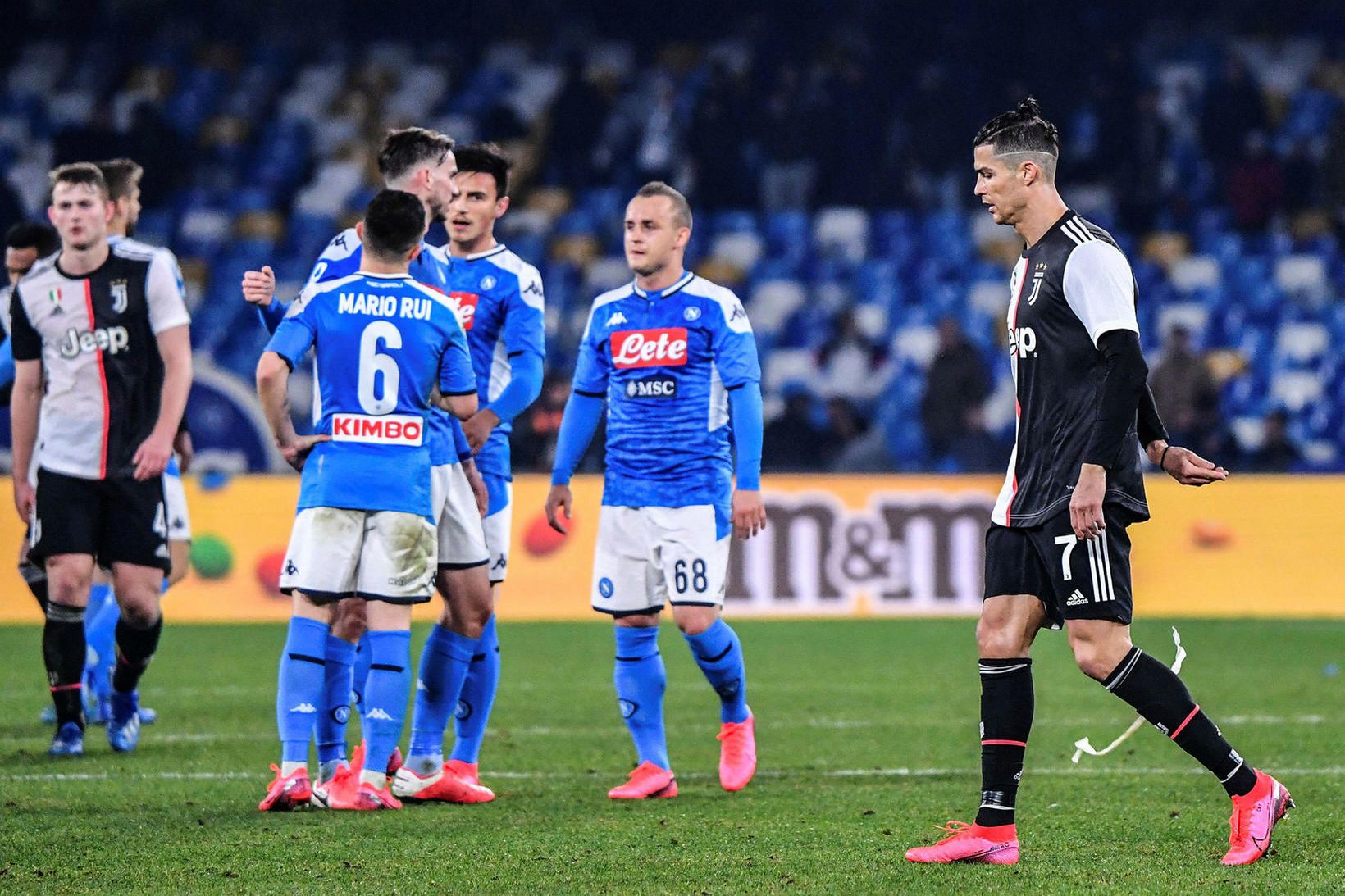 Leikmenn Napoli fagna en Ronaldo gengur súr af velli.