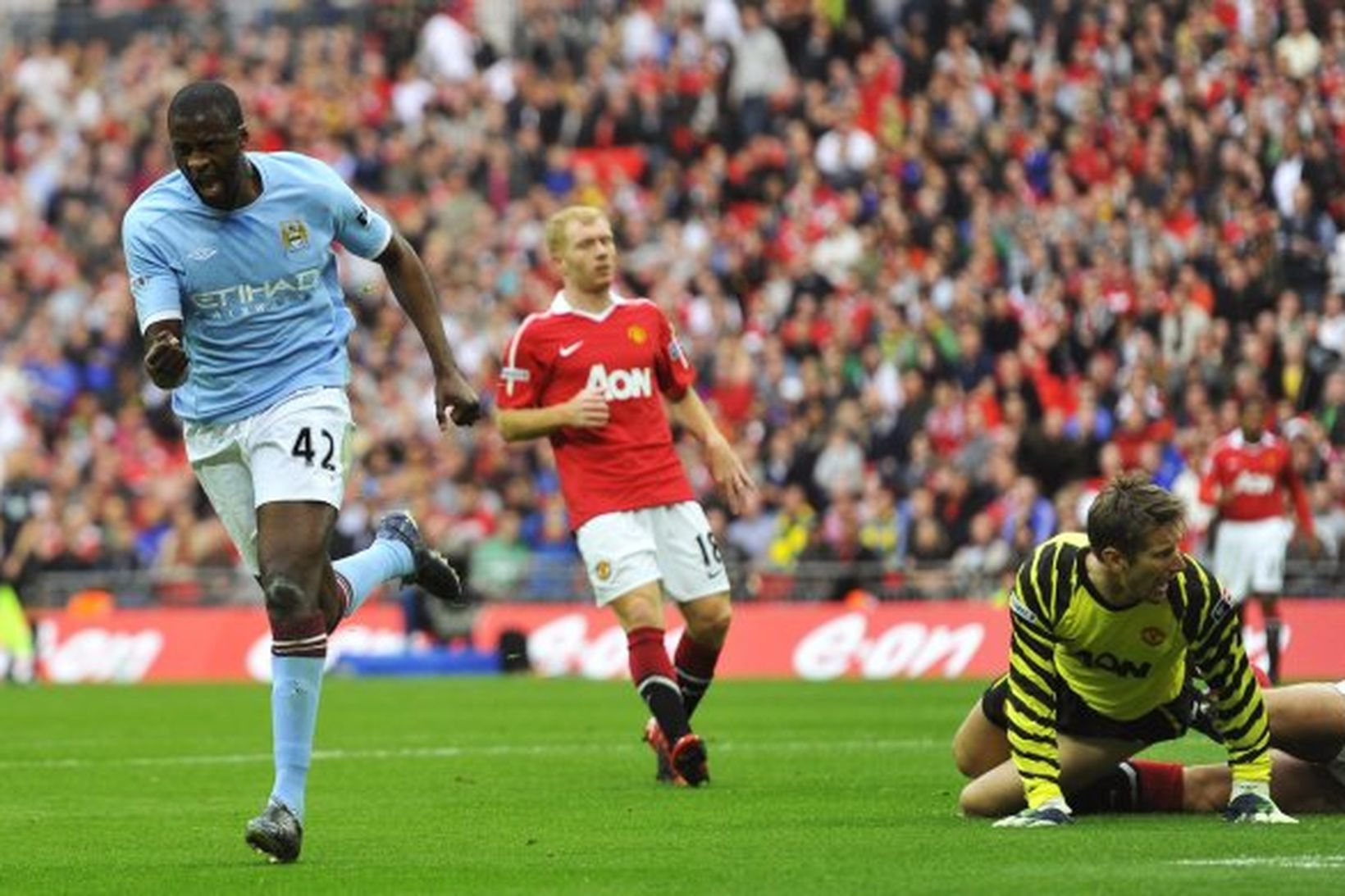 Yaya Touré fagnar eftir að hafa skorað fyrir City á …