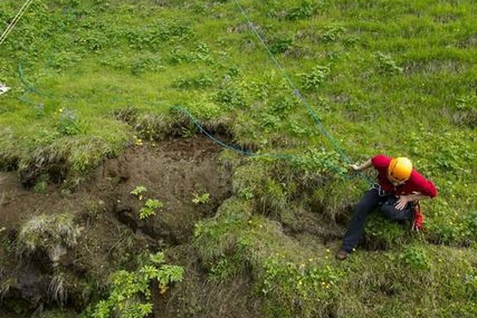 Síga þarf niður langa vegalengd til þess að komast að fossinum.