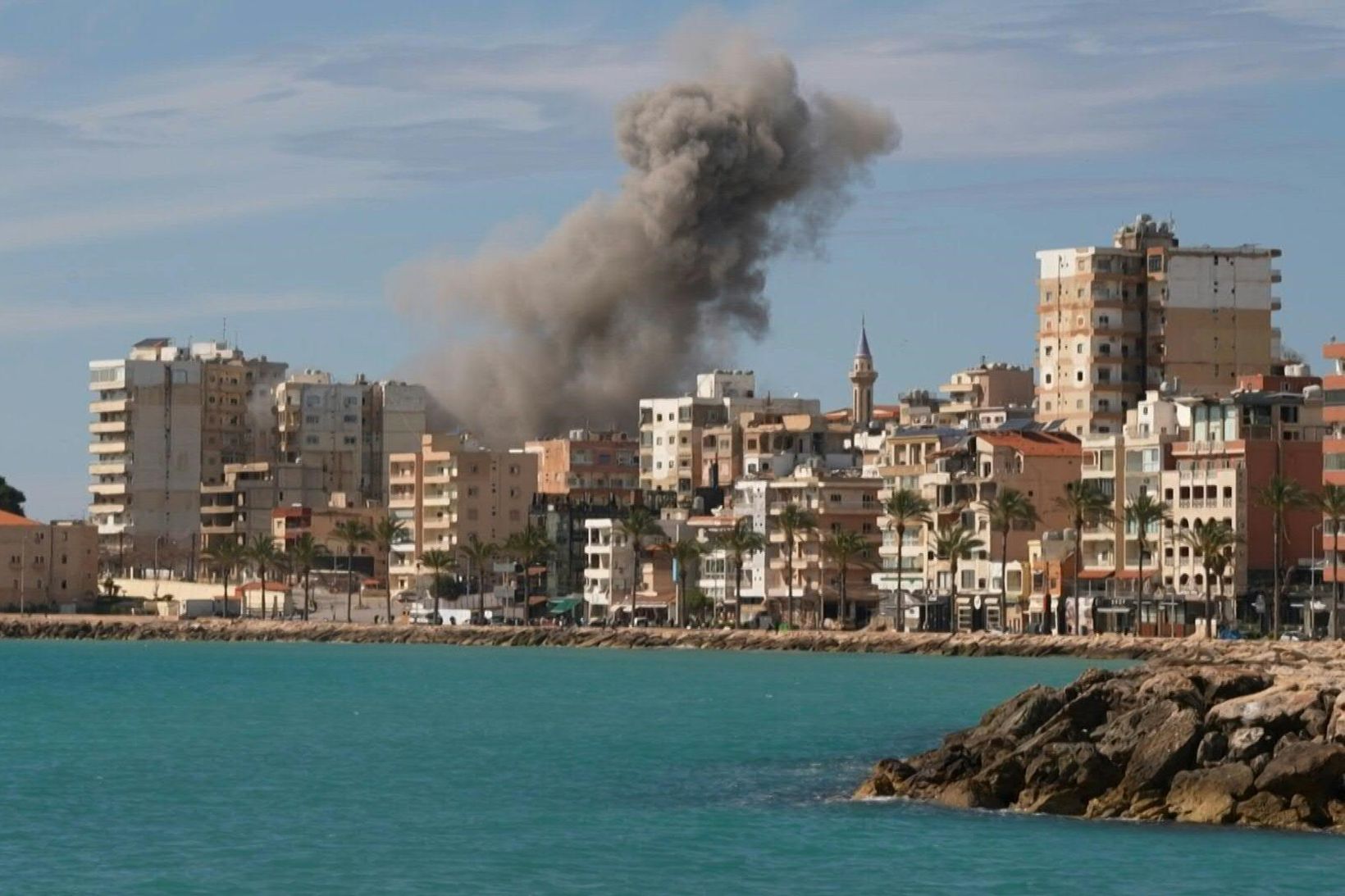 Myndskeið: Leita skjóls frá loftárásum