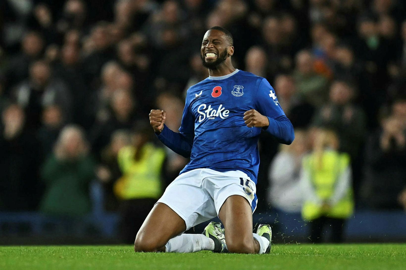 Beto fagnar jöfnunarmarkinu fyrir Everton gegn Fulham.