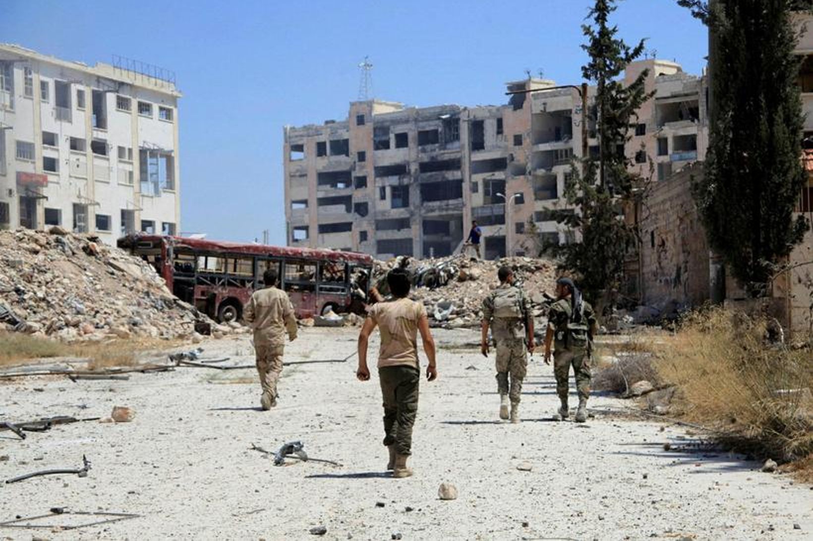 Sýrlenskir hermenn í Aleppo í gær.