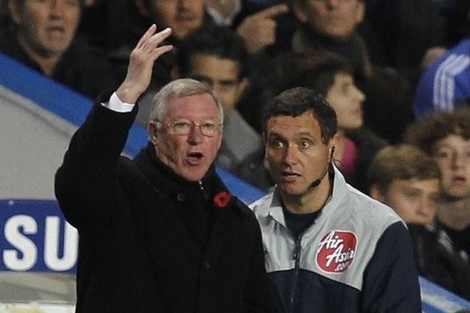 Alex Ferguson mótmælir á Stamford Bridge í dag.