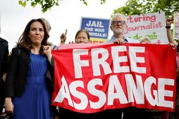 Stella Moris, lögfræðingur og unnusta Julian Assange, og Jeremy Corbyn, fyrrverandi leiðtogi Verkamannaflokksins, fyrir utan …