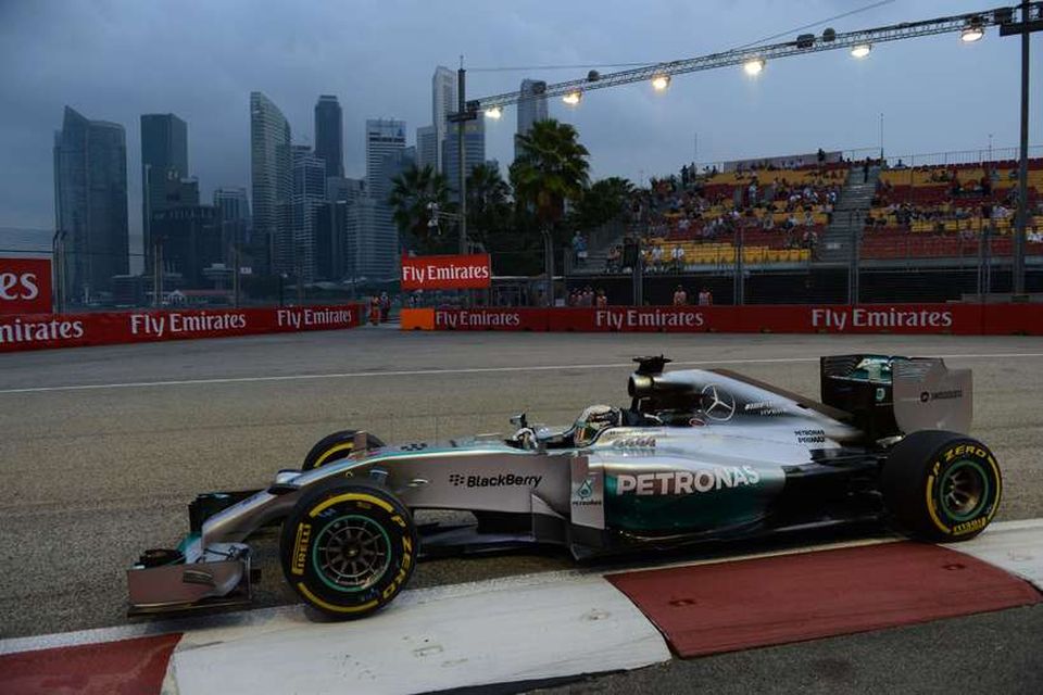 Lewis Hamilton á ferð í Singapúr.