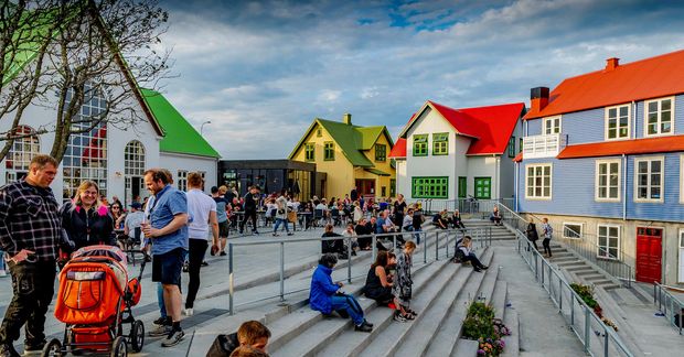 Það er litríkt mannlíf sem tekur á móti K100 í Miðbæ Selfoss.