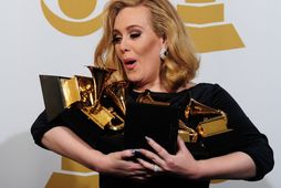 Adele með Grammy-verðlaun sín.