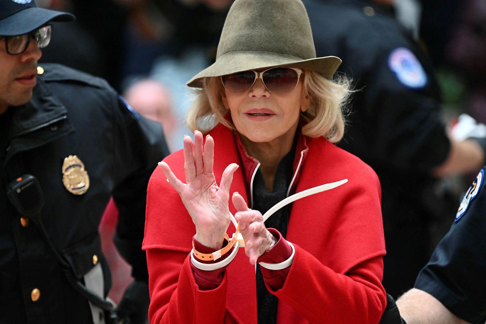 Jane Fonda í rauðu kápunni.