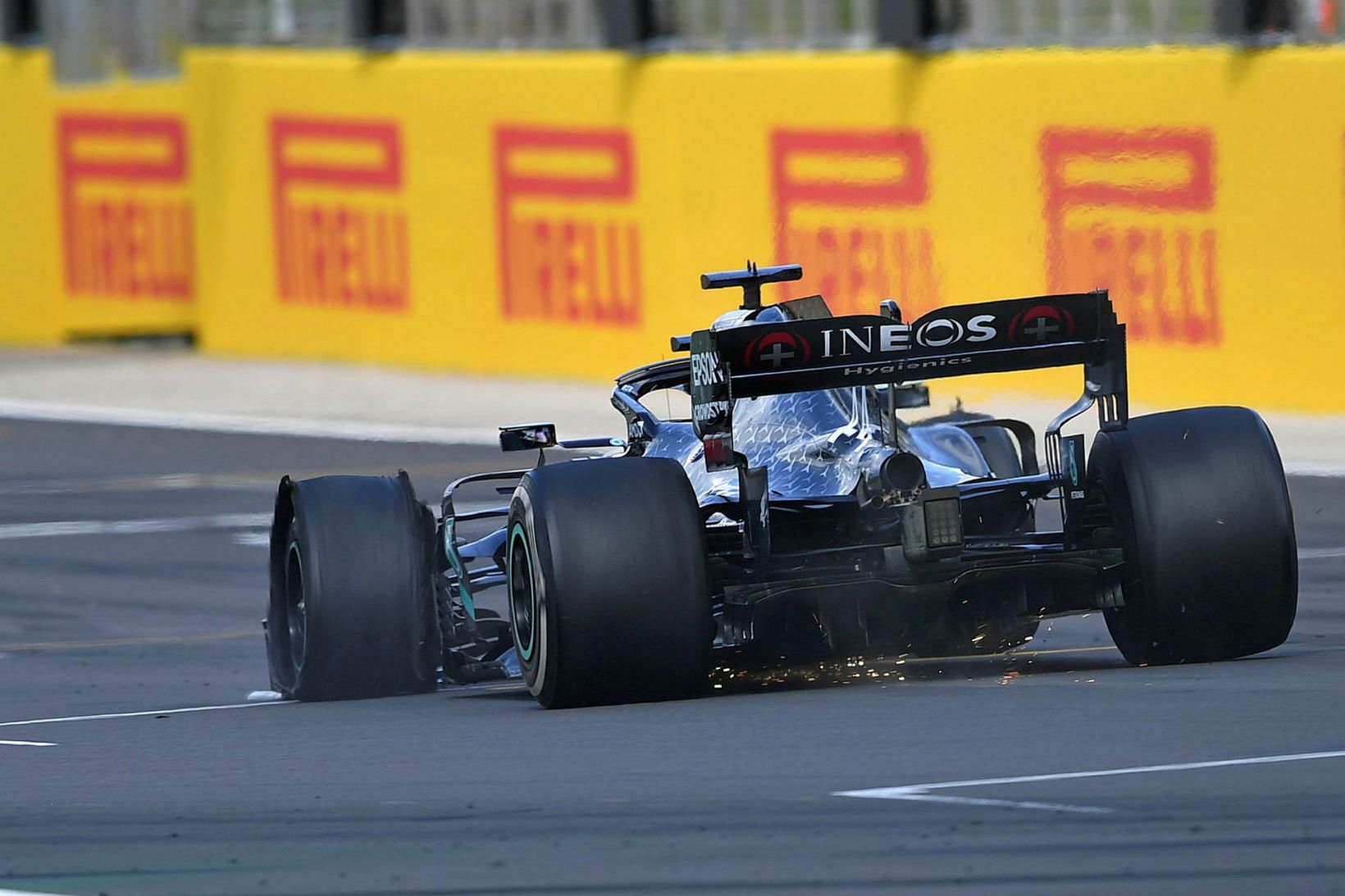 Lewis Hamilton komst í mark á lokahringnum á sprungnu dekki …